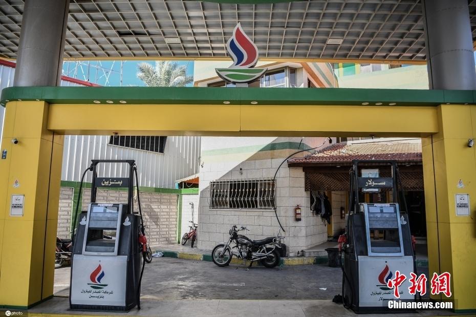 加沙地带面临燃油短缺 当地民众给汽车加食用油