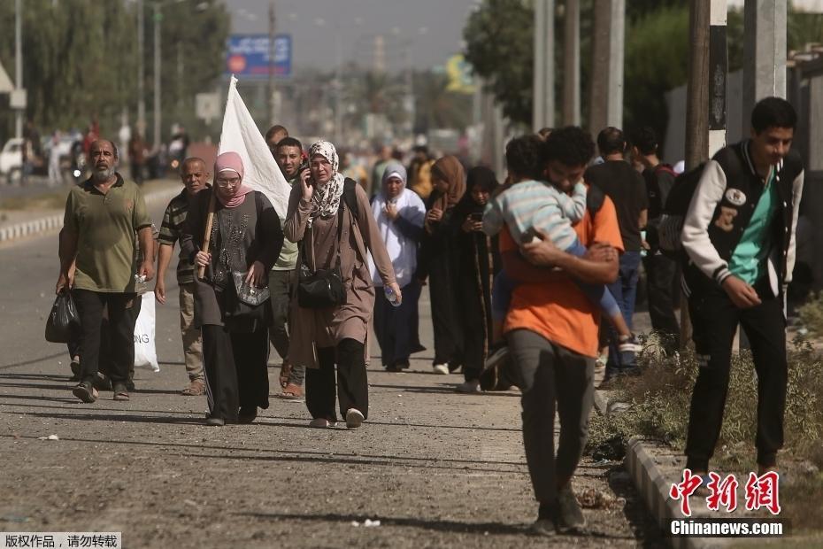 死亡人数过万 加沙民众逃亡路上持白旗试图防止被枪击
