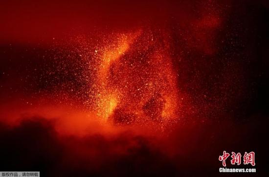 埃特納火山灼熱熔巖噴向天空 為世界最活躍火山之一