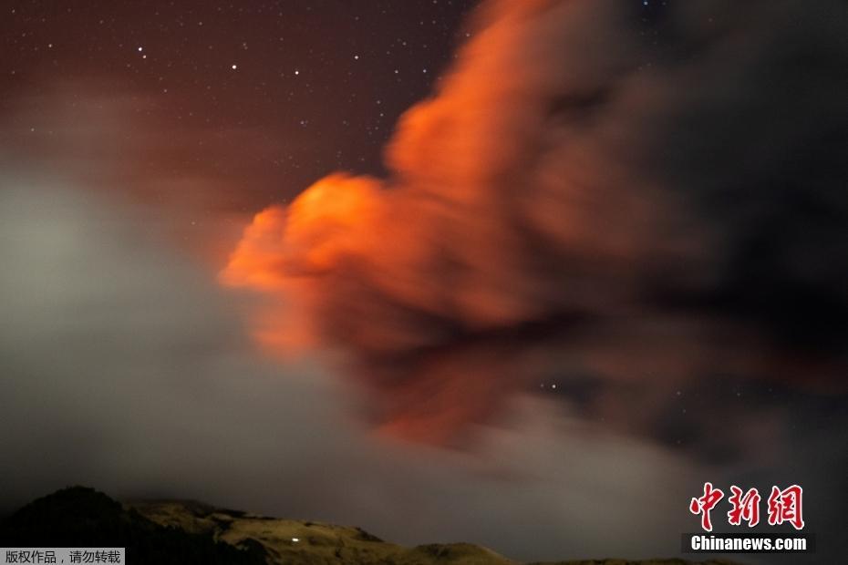 埃特纳火山灼热熔岩喷向天空 为世界最活跃火山之一