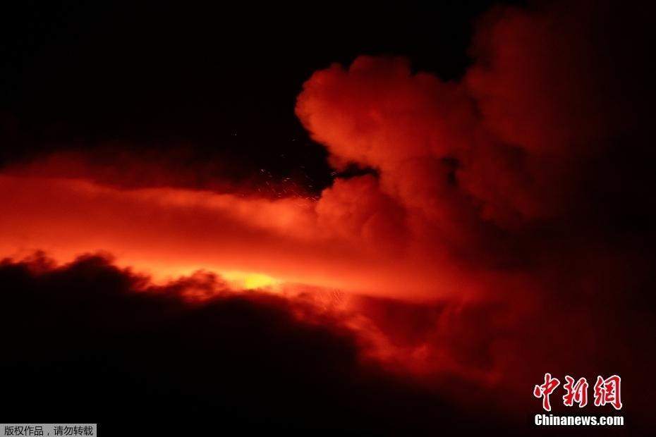 埃特納火山灼熱熔巖噴向天空 為世界最活躍火山之一