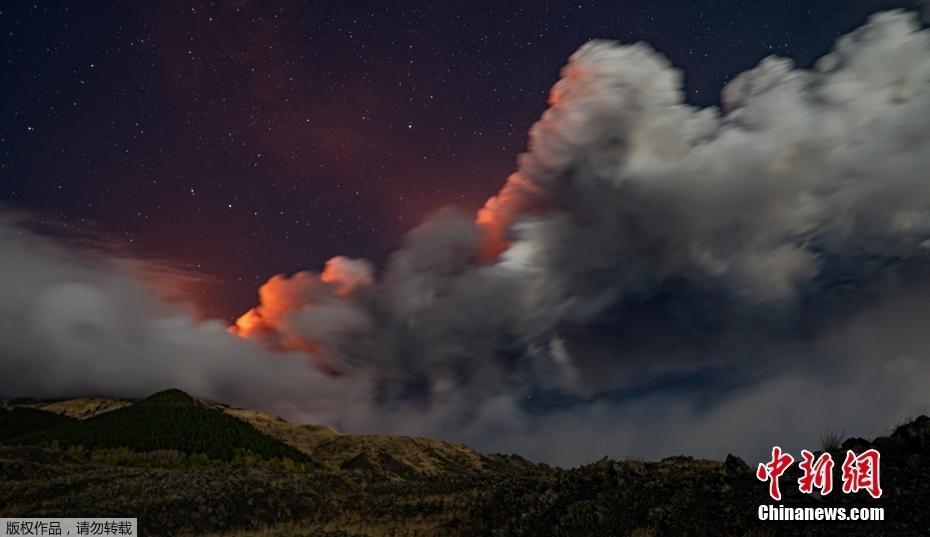 埃特纳火山灼热熔岩喷向天空 为世界最活跃火山之一