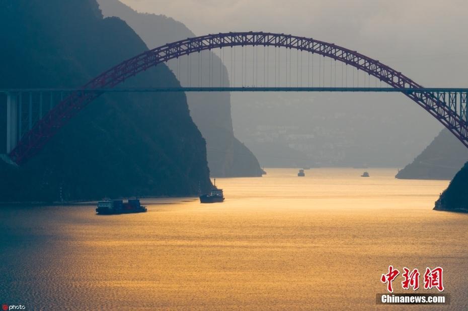 油畫般質(zhì)感的風(fēng)景 湖北秭歸云蒸霞蔚晨光映峽江