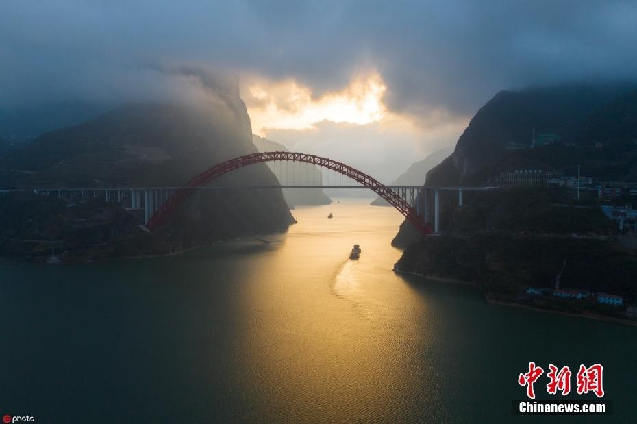 油畫般質(zhì)感的風(fēng)景 湖北秭歸云蒸霞蔚晨光映峽江