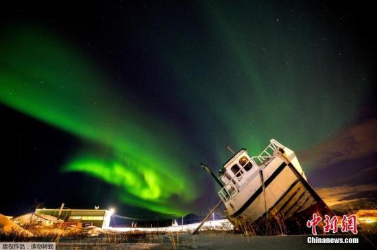 挪威小岛现壮观北极光 夜空绚丽多彩