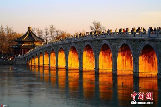 北京颐和园十七孔桥现“金光穿洞”美景
