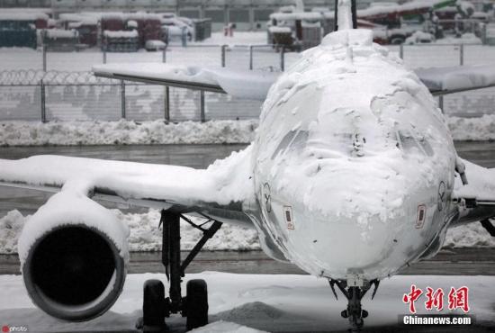 德国暴雪交通瘫痪 慕尼黑机场一架飞机被冻在跑道上