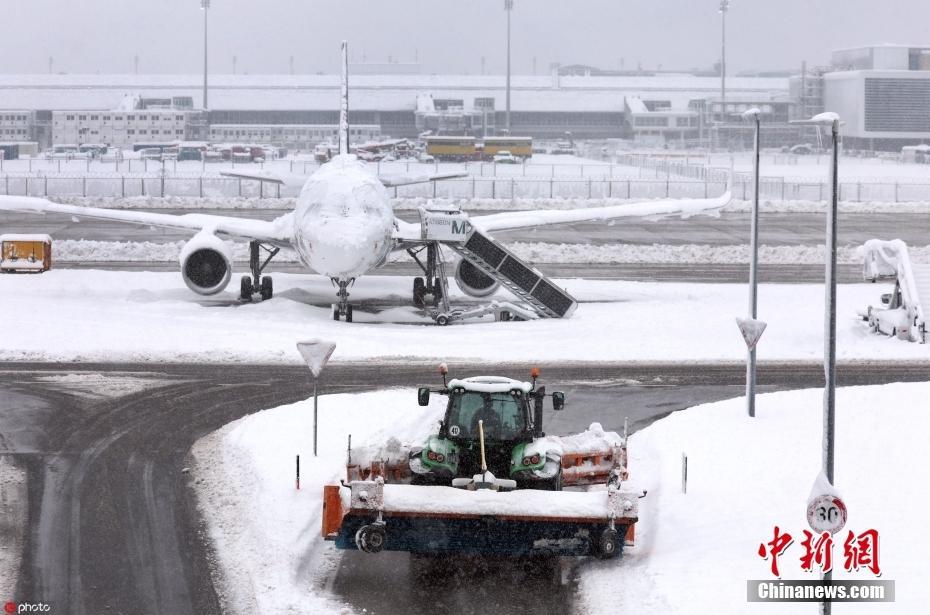 德國(guó)暴雪交通癱瘓 慕尼黑機(jī)場(chǎng)一架飛機(jī)被凍在跑道上