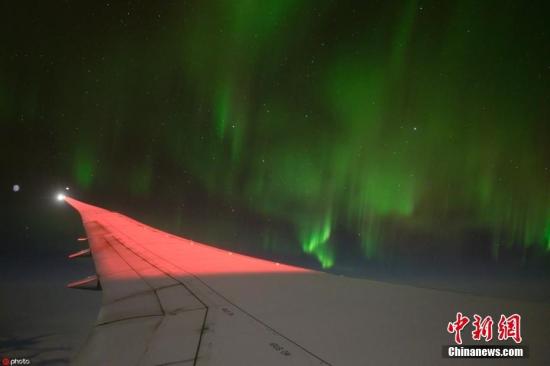 丹麦格陵兰岛上空出现北极光 缤纷多彩格外美丽