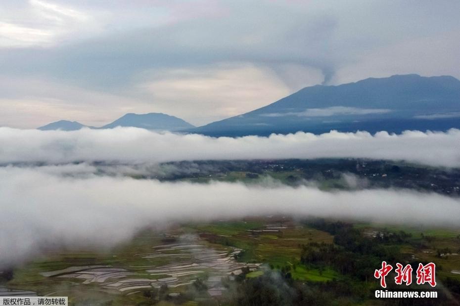 印尼馬拉皮火山持續(xù)噴發(fā) 火山灰柱直沖云霄