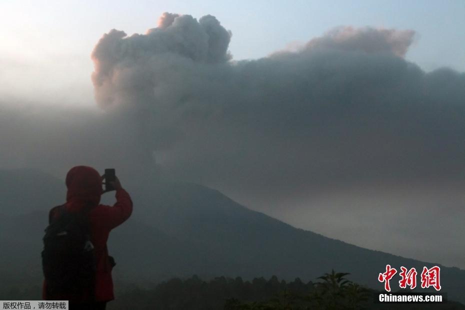 印尼馬拉皮火山持續(xù)噴發(fā) 火山灰柱直沖云霄