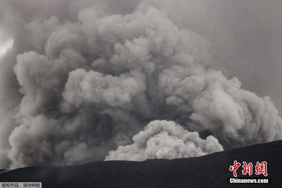 印尼馬拉皮火山持續(xù)噴發(fā) 火山灰柱直沖云霄