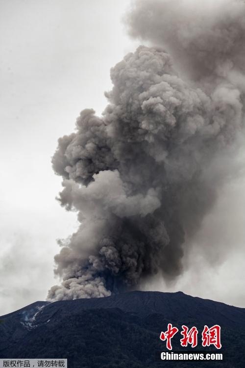 印尼马拉皮火山持续喷发 火山灰柱直冲云霄