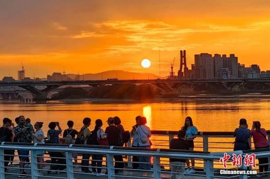 台北大稻埕码头夕阳吸引游人