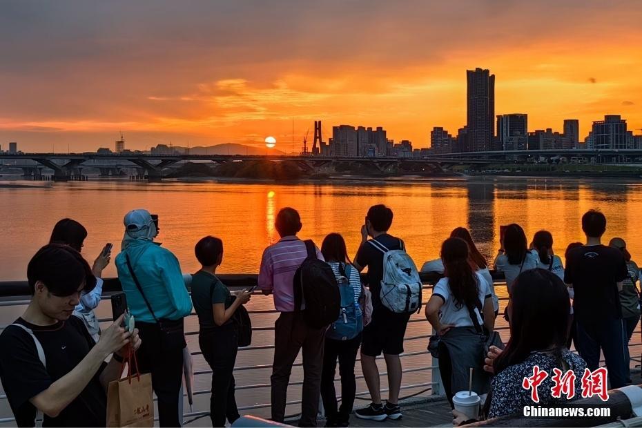 臺北大稻埕碼頭夕陽吸引游人