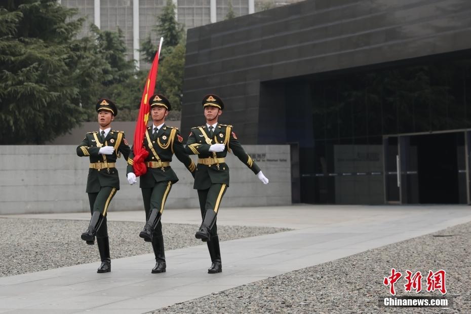 侵華日軍南京大屠殺遇難同胞紀(jì)念館舉行升國(guó)旗、下半旗儀式