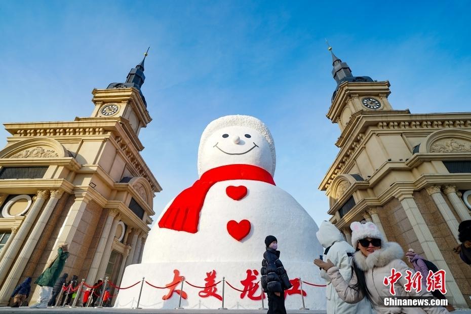 哈爾濱音樂公園網(wǎng)紅大雪人與市民游客“見面”