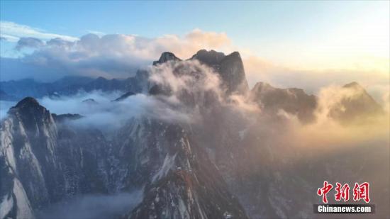 西岳华山冬日晚霞与云海齐现 如梦如幻