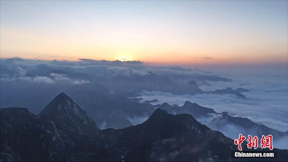 西岳華山冬日晚霞與云海齊現(xiàn) 如夢(mèng)如幻