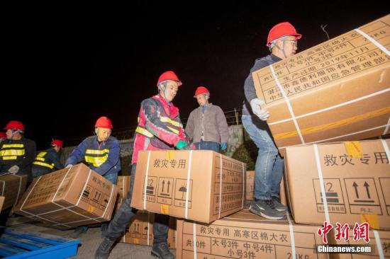 5000件救灾物资从陕西渭南连夜送往甘肃地震灾区