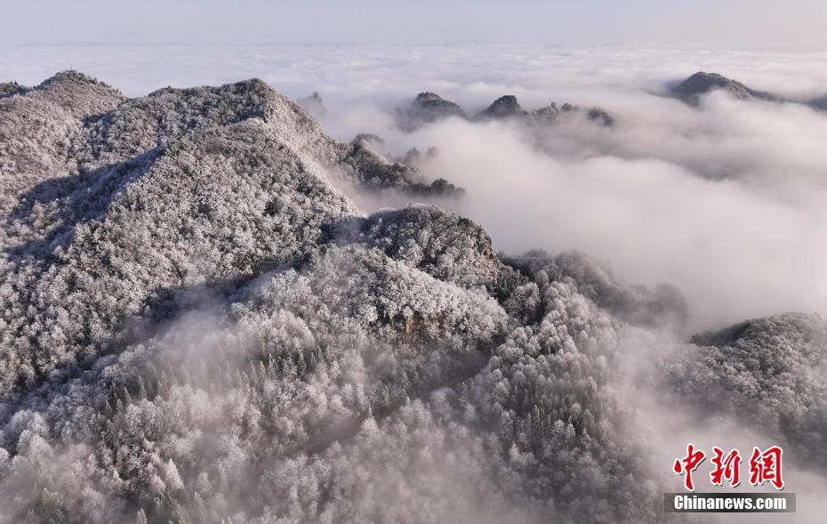 張家界天子山雪后初霽 銀裝素裹景如畫