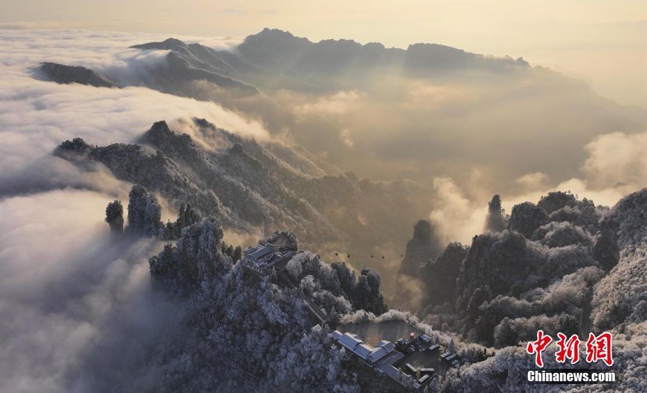 張家界天子山雪后初霽 銀裝素裹景如畫