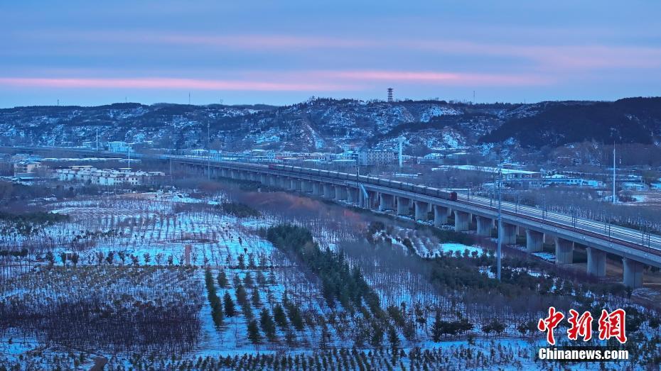 穿越黃河大橋的“雪國列車”