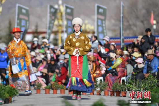 西藏拉萨：布达拉宫广场上演藏装秀