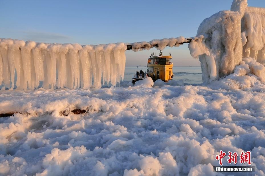 寒潮過境 山東煙臺海濱現(xiàn)冰凌宛如冰雪世界