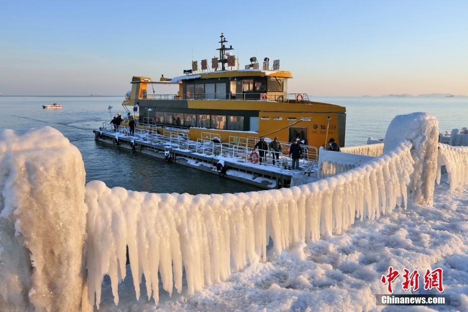 寒潮過境 山東煙臺海濱現(xiàn)冰凌宛如冰雪世界