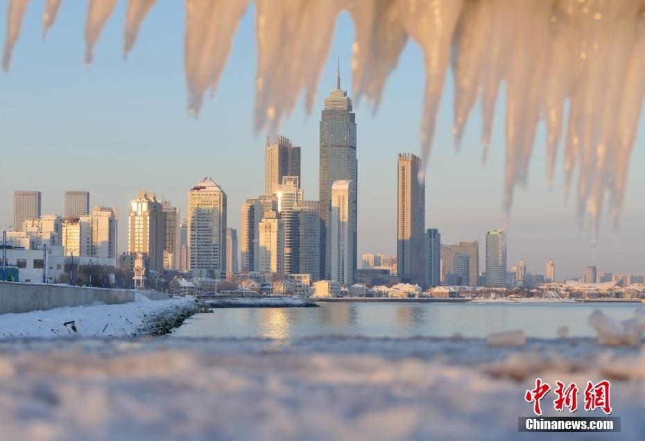 寒潮過境 山東煙臺海濱現(xiàn)冰凌宛如冰雪世界