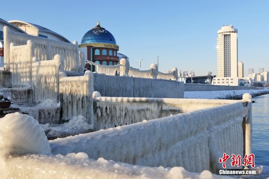 寒潮過境 山東煙臺海濱現(xiàn)冰凌宛如冰雪世界