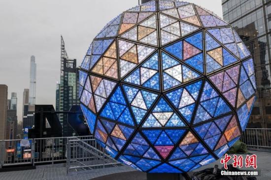 紐約時報廣場新年倒計時水晶球以全新燈光圖案亮相