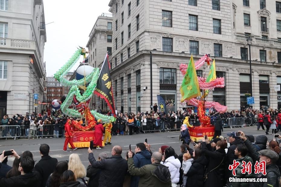 倫敦元旦舉行新年游行 城市中心展演各色文化