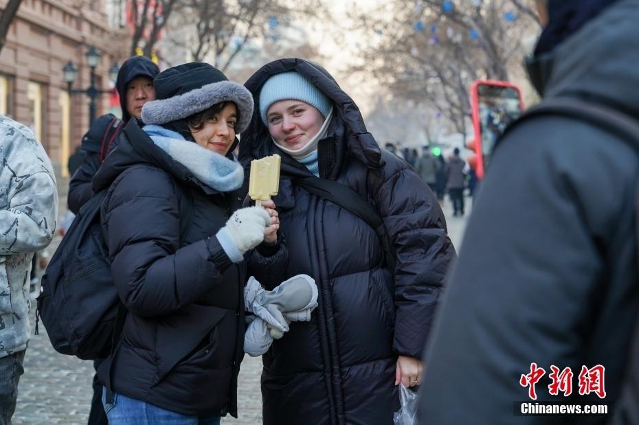 寒風(fēng)中啃雪糕成哈爾濱街頭一景