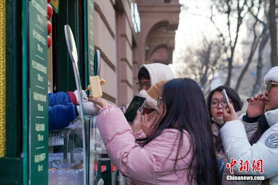 寒風(fēng)中啃雪糕成哈爾濱街頭一景