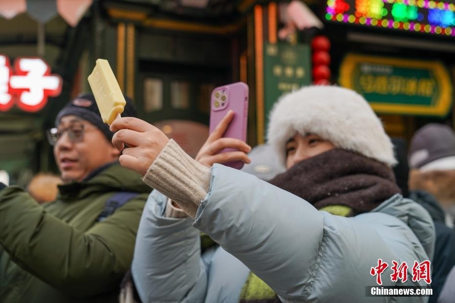 寒風(fēng)中啃雪糕成哈爾濱街頭一景