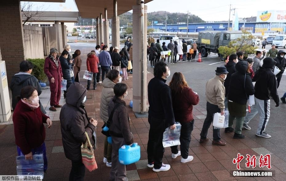 震后日本民眾排隊(duì)取水領(lǐng)取食物購買物品