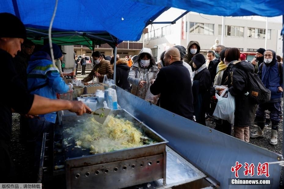 震后日本民眾排隊取水領(lǐng)取食物購買物品