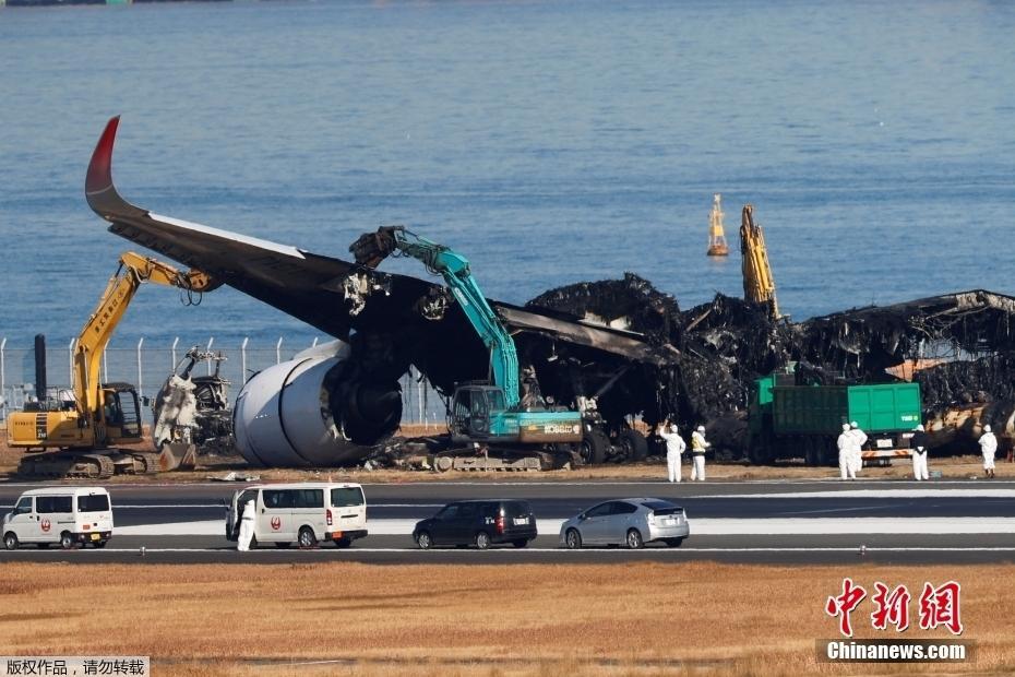 日本東京羽田機(jī)場(chǎng)清理飛機(jī)殘骸時(shí)再冒濃煙