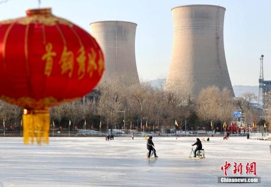 北京：市民首鋼園體驗冰上樂趣