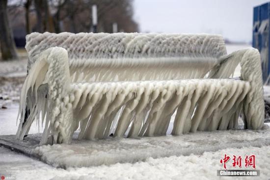 匈牙利遇极寒天气 巴拉顿湖岸长椅厚冰惊人