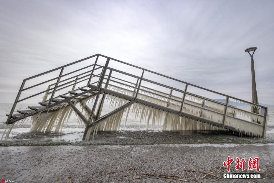 匈牙利遇極寒天氣 巴拉頓湖岸長椅厚冰驚人