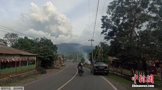 印尼勒沃托比火山喷发 火山灰柱高度达2000米