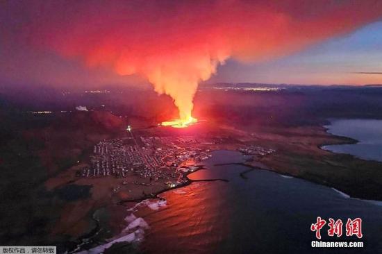 冰島城鎮(zhèn)附近發(fā)生火山噴發(fā) 巖漿逼近建筑物