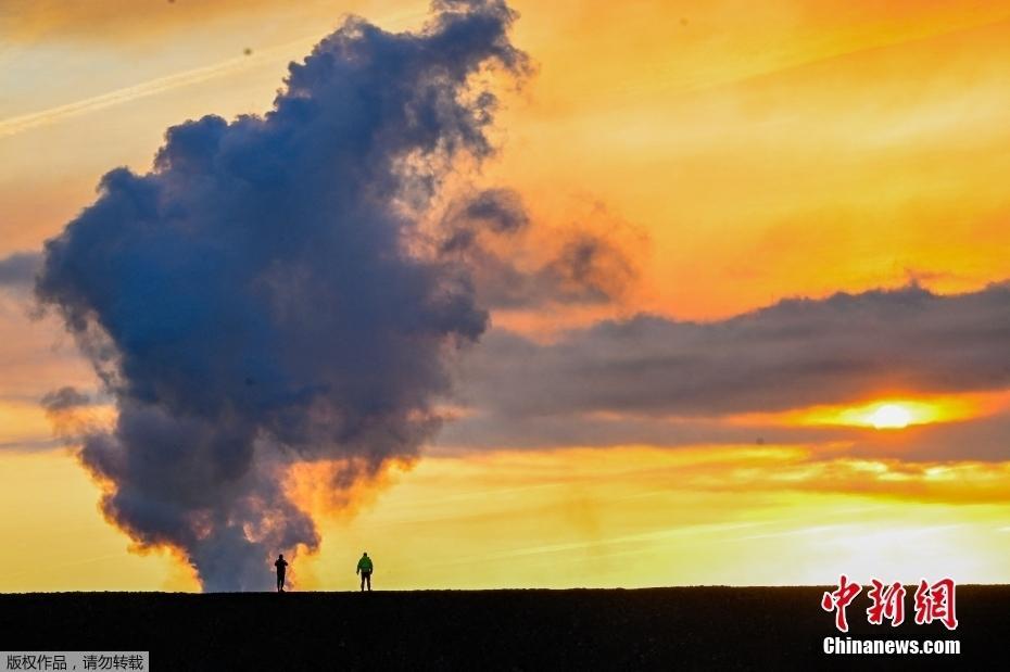 冰島城鎮(zhèn)附近發(fā)生火山噴發(fā) 巖漿逼近建筑物