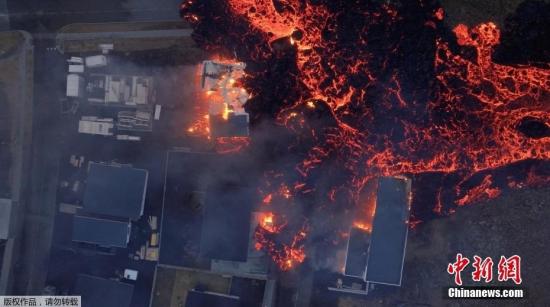 冰岛火山岩浆入城 建筑物被吞噬