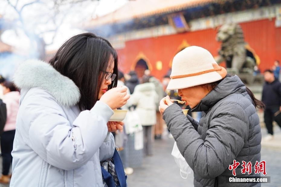 各地民眾品粥過臘八