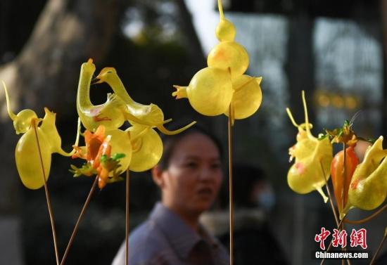 浙江杭州西湖畔 非遺年貨吸引游人