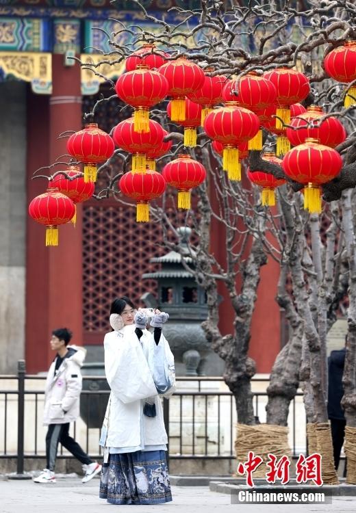 北京頤和園紅燈籠營造節(jié)日氛圍